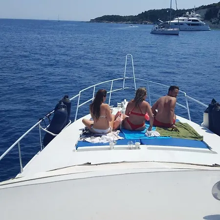 Πλωτό κατάλυμα Santa Maria